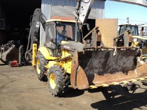 Продаем экскаваторы-погрузчики Volvo BL71,2007 г.в., Обслуживали у официального дилера. Состояние ХОРОШЕЕ. В НАЛИЧИИ НА НАШЕМ СКЛАДЕ В САНКТ-ПЕТЕРБУРГЕ 4 шт!!! Цена 1 790 000 руб. ТОРГ.СРОЧНО!