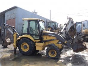Продаем экскаваторы-погрузчики Volvo BL71,2007 г.в., Обслуживали у официального дилера. Состояние ХОРОШЕЕ. В НАЛИЧИИ НА НАШЕМ СКЛАДЕ В САНКТ-ПЕТЕРБУРГЕ 4 шт!!! Цена 1 790 000 руб. ТОРГ.СРОЧНО!