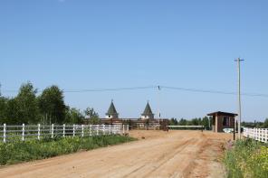 Дачный участок 7 соток с коммуникациями на берегу реки в подмосковье.