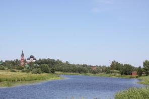 Дачный участок 7 соток с коммуникациями на берегу реки в подмосковье.