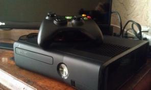 Xbox 360 Slim 4GB + Kinect + 2 