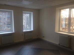 Сдаются в аренду офисные помещения от 16 до 50 кв. м. на 2-ом и 3-ем этажах административного здания.