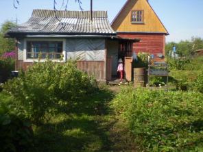 Дачный щитовой домик из двух комнат(38м).Отапливается печкой. С остекленной верандой и отдельно стоящей кухней(18м).В 10мин от г.Орехово-Зуево.Участок ровный,сухой,правильной формы.Общая площадь 22сотки.Так же на участке есть хороший сарай /можно как м
