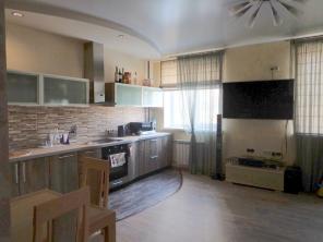 Продаю 2-х комнатную квартиру-студию в центре города с евроремонтом