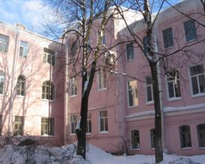 В центре города, у парка, рядом с метро.