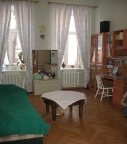 В центре города, у парка, рядом с метро.