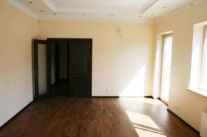 4-комнатная квартира в реновированном доме в центре Риги, в посольском районе