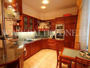 3-комнатная квартира в реновированном доме центре Риги, в посольском районе