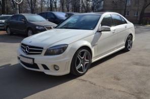  Mercedec-Benz C63 AMG 2011.