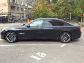  BMW 750Li.