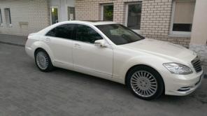 Авто премиум-класса Мерседес 221, BMW 7, Audi A8