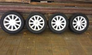 Продается зимняя шипованная резина 215/55/R16